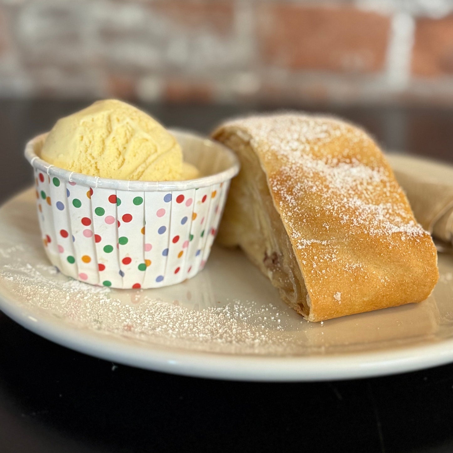 Apfelstrudel mit Vanilleeis
