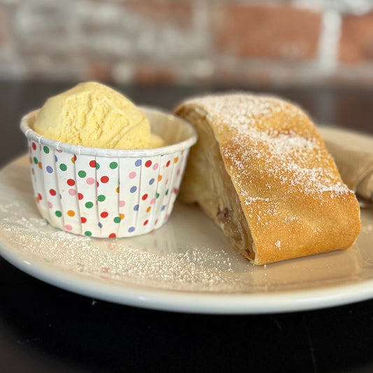 Apfelstrudel mit Vanilleeis